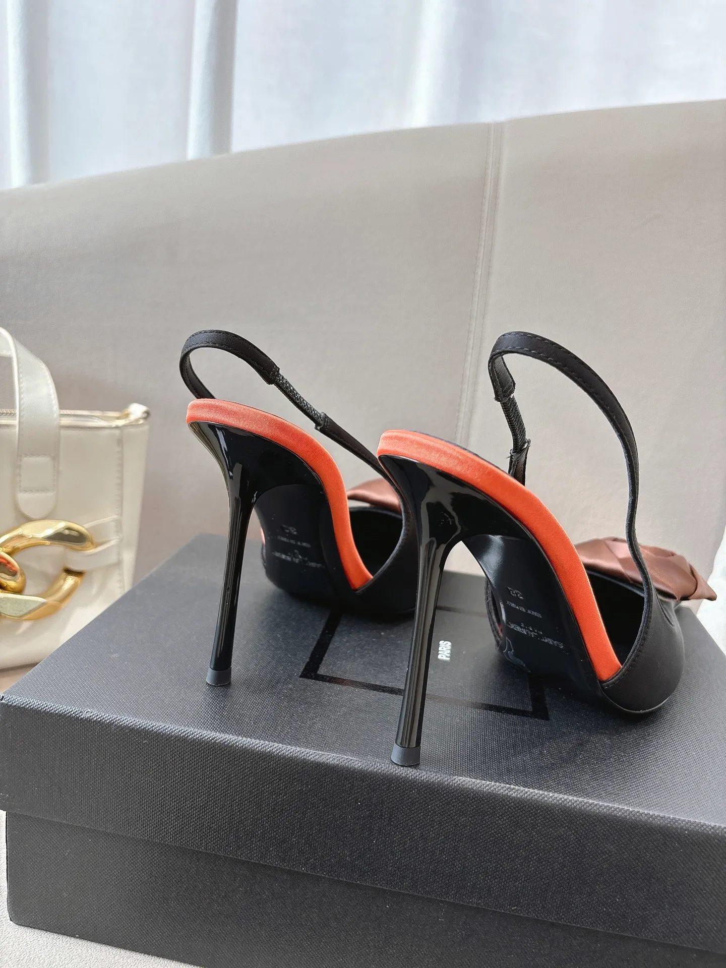 👟👟Ex-factory price 680👟👟 Saint Laurent ysl 25ss/autumn and winter ready-to-wear flower series catwalk style high heels. The toe and contrasting color design make the final effect quite impressive. The different colors are also very beautiful. Straight heels, curved heels, with flowers, and without flowers can be selected. Only YSL understands women’s hearts best and does not accept refutation. It is a super invincible feminine artifact, a must-have for women (z-brand full-body customization, own molded hardware accessories, perfect consistency) ✔ Upper: imported cow patent leather ✔ Inner lining: imported 🐑 goat leather ✔ Sole: imported genuine leather outsole ✔ Heel height: 10.5cm ✔ Size: 36-39 (40, 41, 42 can be customized and non-returnable) Flower style (full set of packaging)